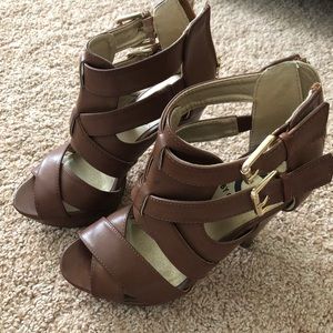 Guess brown pumps